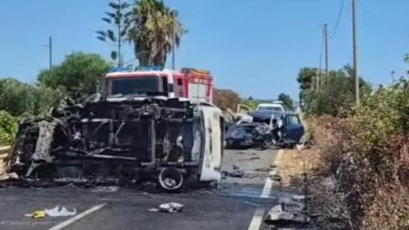 Salento, scontro fra due auto: gravissimi coppia di turisti e una trentenne. Feriti quattro bambini
