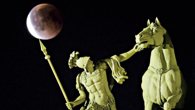 Eclissi di Luna nella notte tra giovedì e venerdì. Il satellite si colorerà rosso sangue