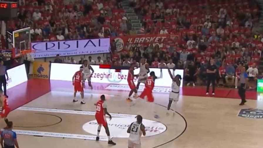 Varese arriva a -2, poi Carr sulla sirena cambia tutto: gli highlights del 69-90 della Virtus