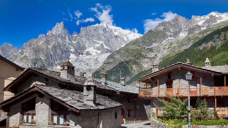 I silenzi di Entrèves, l’oasi di pietra all’ombra del Bianco