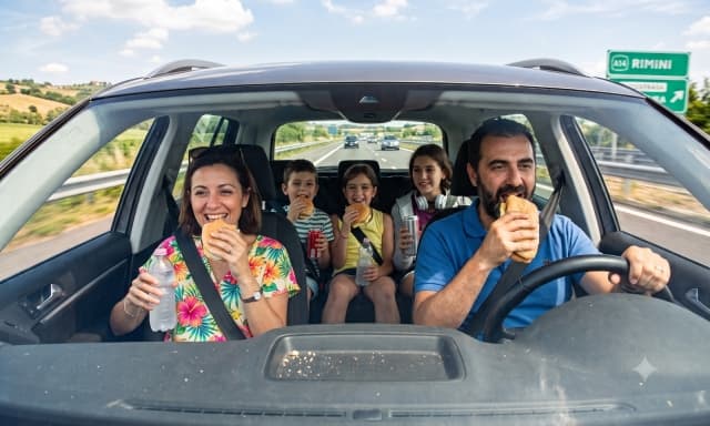 Mangiare mentre si guida è legale? Cosa succede con la guida autonoma