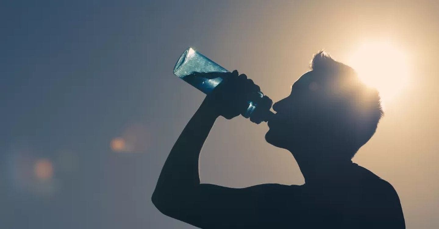 Il grande caldo: congestioni, edema e crampi, ecco rischi e consigli per evitarli