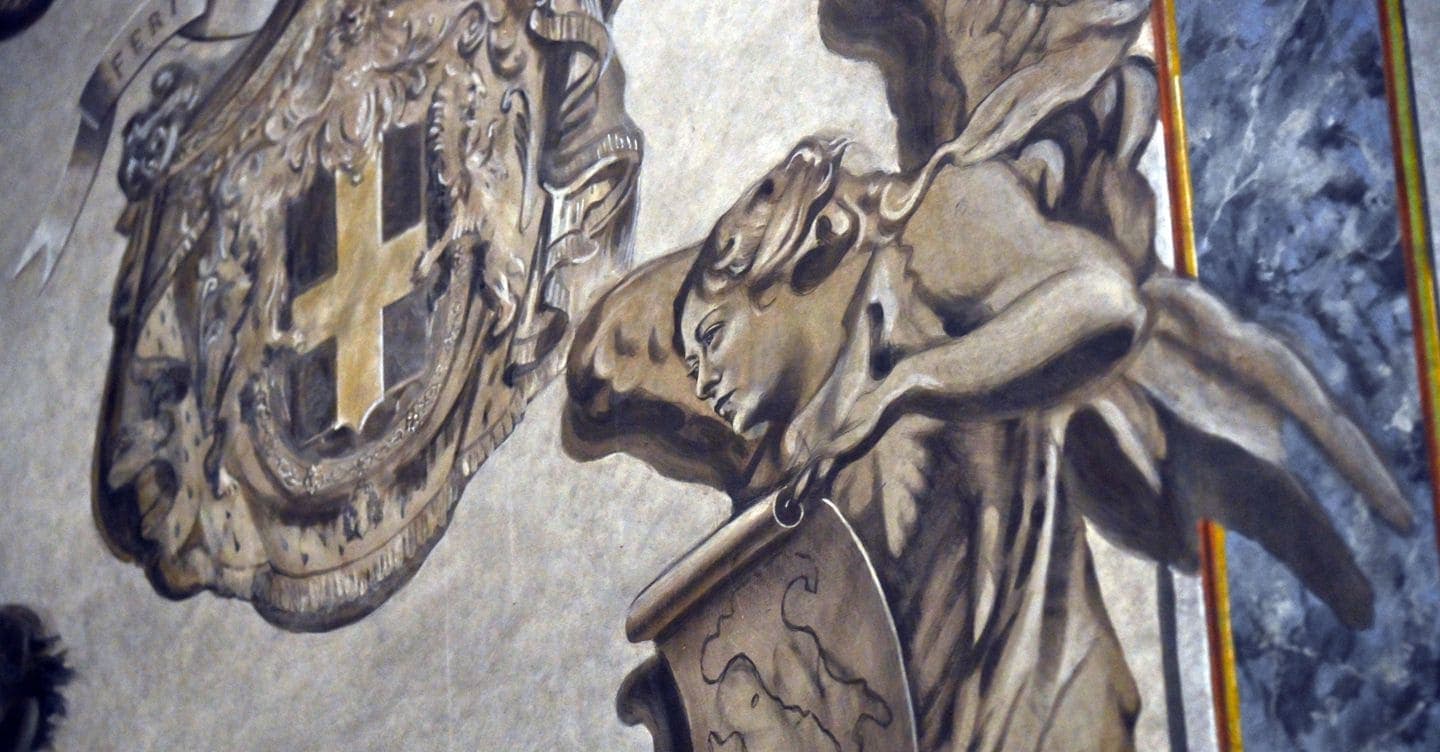 Un angelo con il volto di Meloni: scoppia il caso a Roma. Il Vicariato: non strumentalizzare l’arte