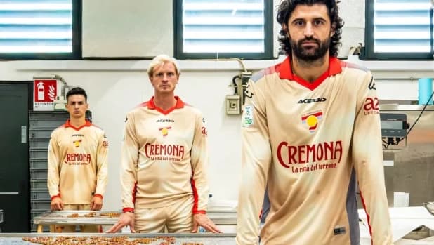 Cremonese, la 4ª maglia è un omaggio al torrone: "Un modo di portare in campo la tradizione"