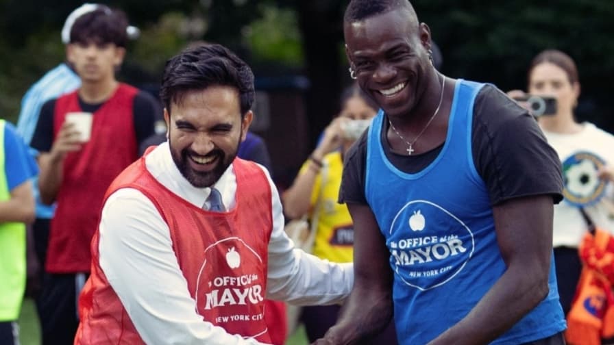 Balotelli gioca a calcio col sindaco di New York Mamdani!