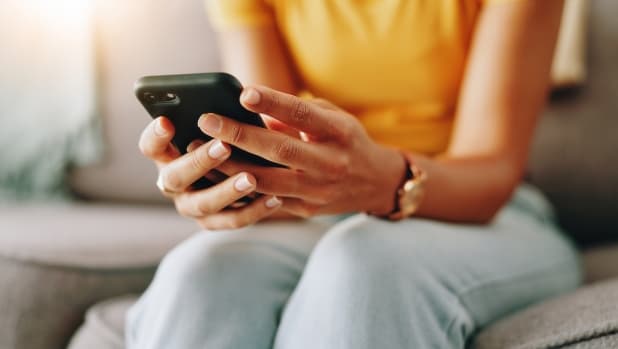 Telefobia: perché le nuove generazioni preferiscono i messaggi alle chiamate