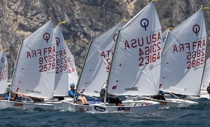 Al Circolo Vela Torbole e alla Fraglia Vela Riva i Trofei Optimist d'Argento juniores e cadetti
