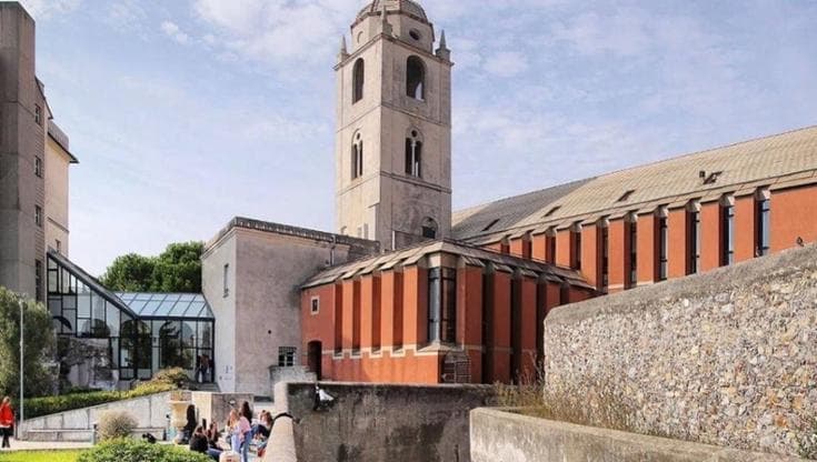 Spogliò con l’IA sei studentesse e postò le foto false sui social: prof di architettura licenziato