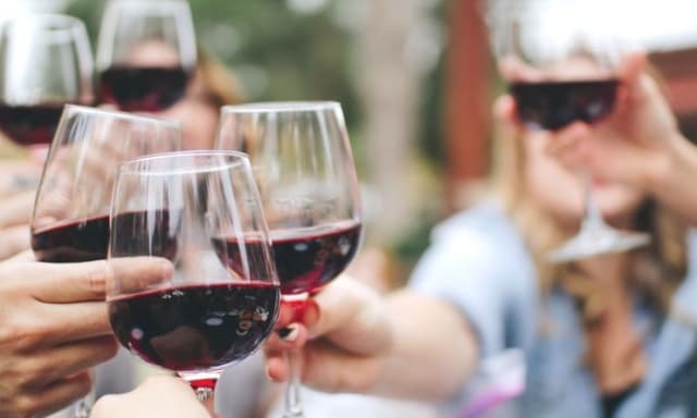 Alcol alla guida: quanto si può bere se si è al volante? Le indicazioni per gli uomini