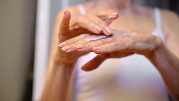 Le unghie cambiano con l'età: ecco come e quando c'è da preoccuparsi