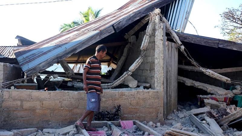 Terremoto in Indonesia, si scava tra le macerie. Cinquecento italiani sull’isola colpita