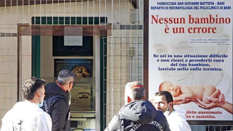 Bari, neonato morto al gelo nella culla termica della chiesa: si indaga sul sistema fuori uso