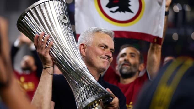 La vespa, le finali europee, l'esonero: i 10 momenti iconici di Mourinho a Roma
