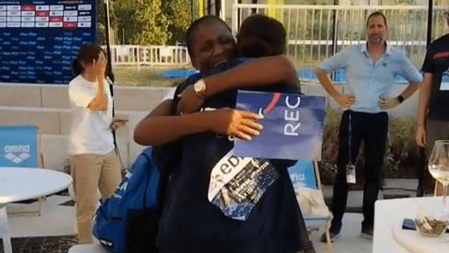 Sara Curtis e le lacrime della mamma: l'abbraccio è emozionante