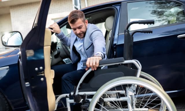 Patente per disabili: come guidare nonostante i limiti fisici