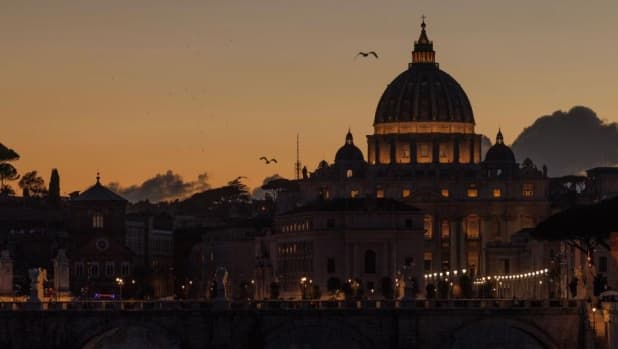 Inizia il Conclave, chi sarà il nuovo Papa? Per i bookie è testa a testa