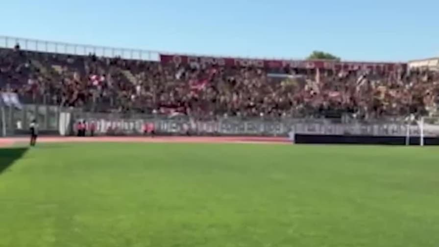 Addio a Igor Protti: l'omaggio dello stadio Picchi a Livorno è da brividi