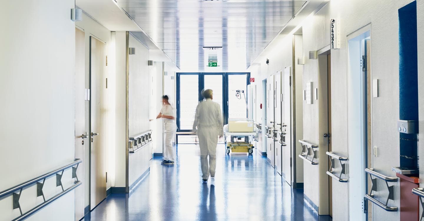 Medici e infermieri: dallo scudo penale alla libera professione cosa slitta al 2026