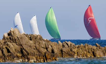 Porto Cervo: Magic Carpet Cubed è il primo leader della  Giorgio Armani Superyacht Regatta