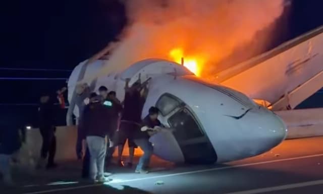 Aereo precipita sull'autostrada, strage sfiorata, il video