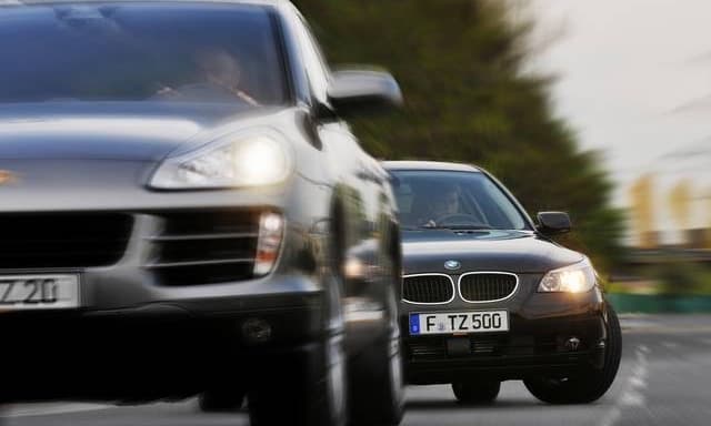 Come dovrebbero guidare gli automobilisti, secondo un istruttore di guida sicura