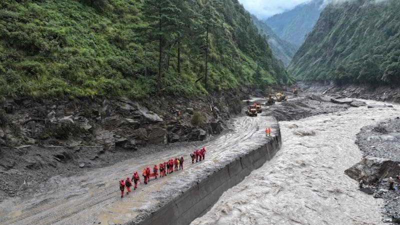 Nepal, il lago creato dal ghiacciaio crollato sta iniziando a esondare. Soccorsi ridotti