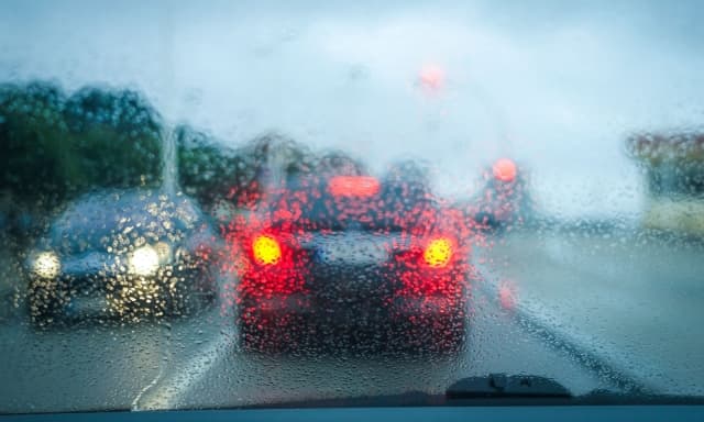 Caldo e temporali di calore: cosa fare se siamo in auto o moto