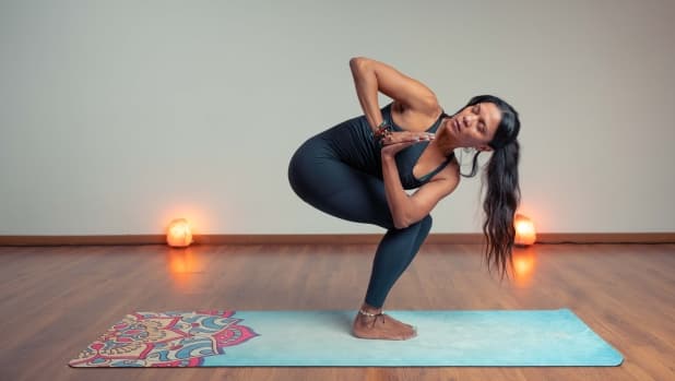 Perché la posizione della sedia ruotata vale un'intera lezione di yoga