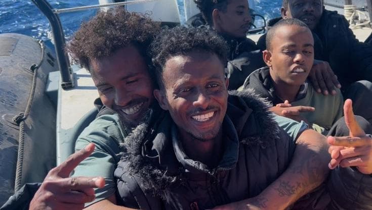 La Pasqua in nave dei profughi salvati da Emergency: “Anche noi nati una seconda volta”