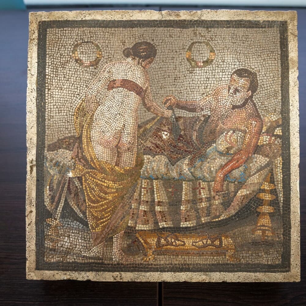 Cold case del mosaico erotico: non viene da Pompei ma dalle Marche