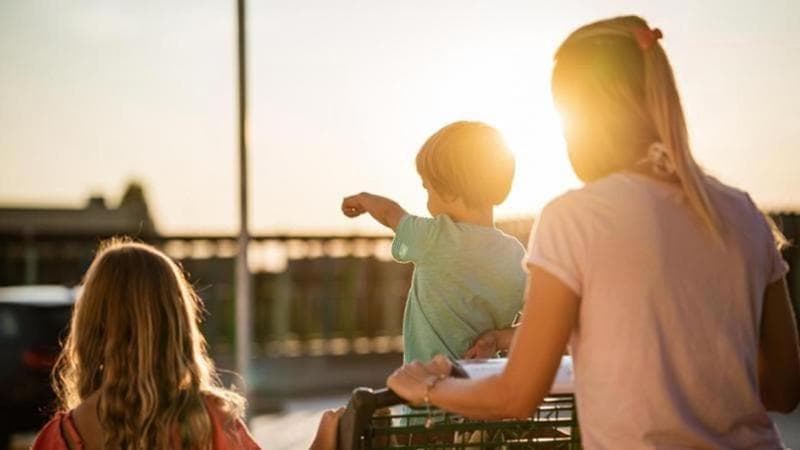 Istat, nel 2050 le coppie senza figli supereranno quelle che li hanno: è l’effetto “nido vuoto”