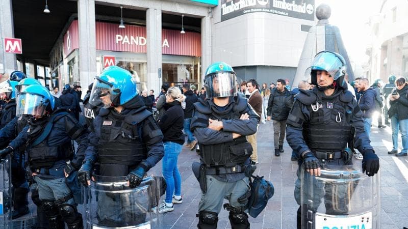 L’ordine dalla sala crisi del Viminale “Proteggete le vie dello shopping”