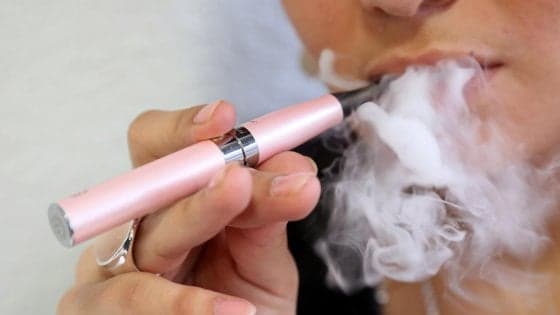 Liquidi sigaretta elettronica, allerta dell'Iss: "Verifica su effetti polmonari"