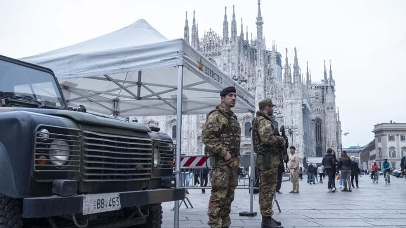 Sbarcati a Milano i 500 parà, Salvini: avranno Lince e droni. Crosetto: solo di supporto