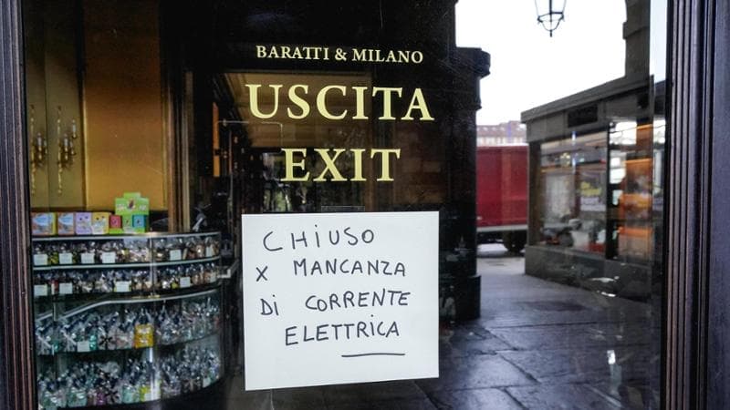 Troppi condizionatori accesi i blackout spengono l’Italia. “Siamo tornati alle candele”