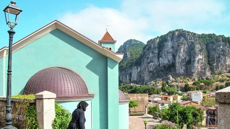 Viaggio a Ulassai, il borgo-museo che si legò alla montagna con il nastro celeste di una bambina