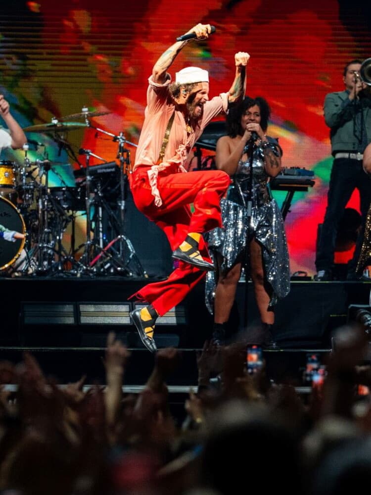 PalaJova Tour: debutto sold out di Jovanotti a Firenze. Nel pubblico gli amici: Conti, Pieraccioni, Panariello e Masini