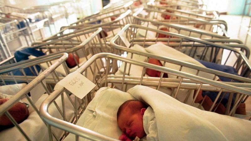 Meno figli e sempre più tardi, l’età media sfiora i 33 anni: “Che fatica diventare madri”