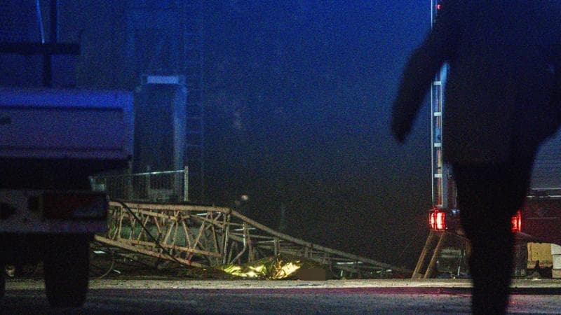 Gru crollata, l’operaio è morto per salvare suo figlio. La procura apre un’inchiesta