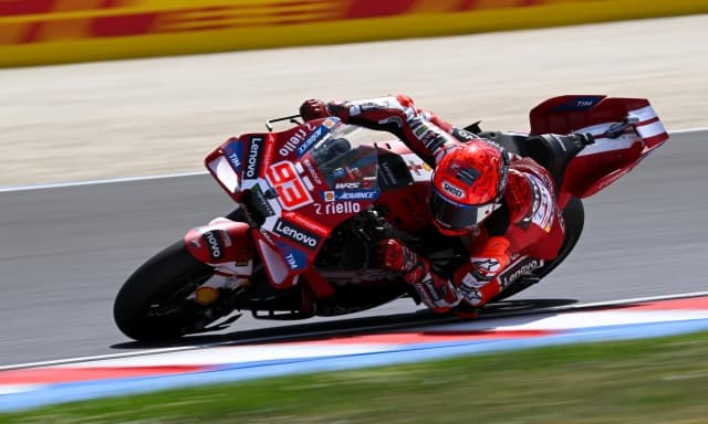 Brno libere 1, scatta Marc Marquez (ma con caduta). Bezzecchi staccato a 9 decimi
