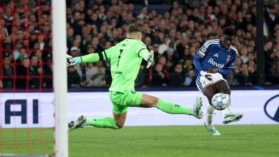 Feyenoord-Como 3-2, highlights Champions League: autogol di Sanchez, infortunio per Diao