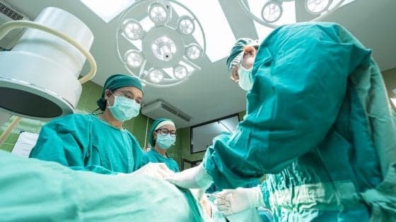 Parto cesareo: in futuro i robot sostituiranno i chirurghi?