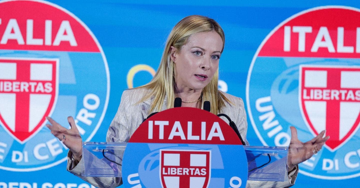 Meloni: «Giù le tasse al ceto medio. Accusati di odio da chi festeggia omicidio Kirk». Schlein: lei ci mette il carico