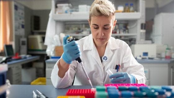 Adotta un ricercatore. Altrimenti se ne andrà all’estero