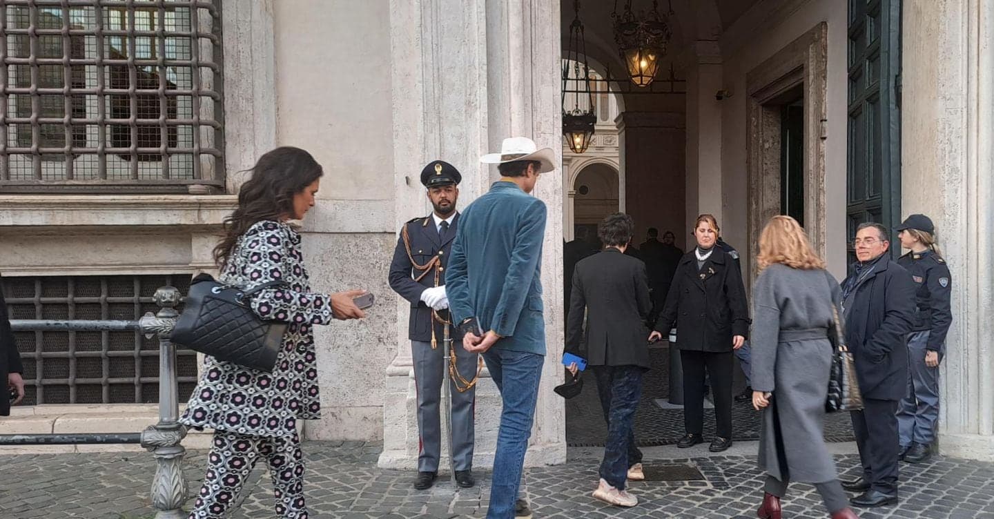 Il fratello di Musk a Palazzo Chigi con Stroppa e la moglie di Bocelli. Incontro con Giuli e saluto a Meloni