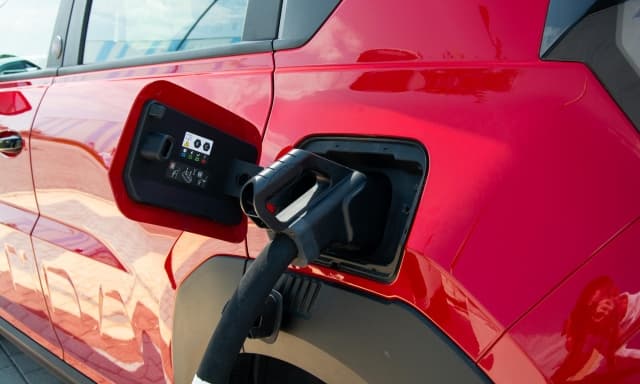 Auto elettriche, l’Europa accelera sulle colonnine ma è lontana dagli obiettivi