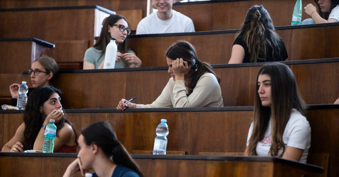 Medicina, primo anno senza test ma non c’è boom di iscritti. Le donne sono di più (70%)