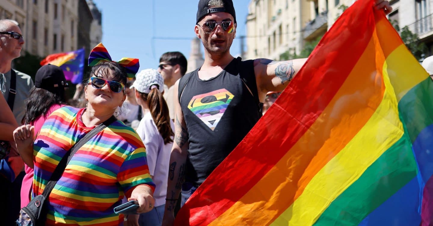 A Budapest il Pride che sfida Orban. Da Schlein a Calenda, i politici italiani in piazza