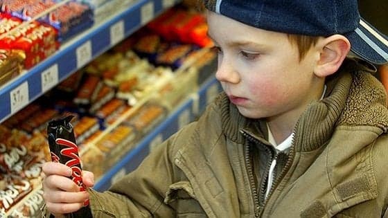 I bambini mangiano male? Colpa degli spot in tv