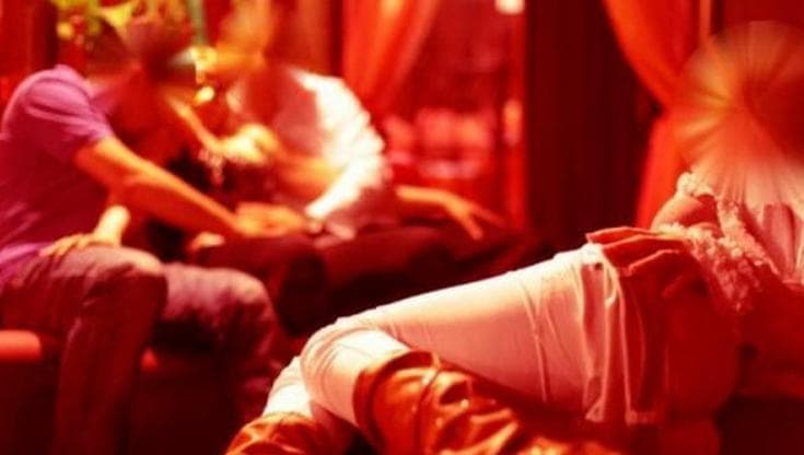 Foto del sesso di gruppo dopo cena con medico, ristoratore e notaio: denuncia per revenge porn